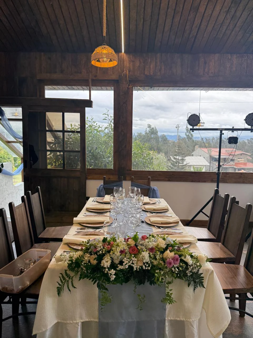 Mesa principal con centro floral y vista a las montañas